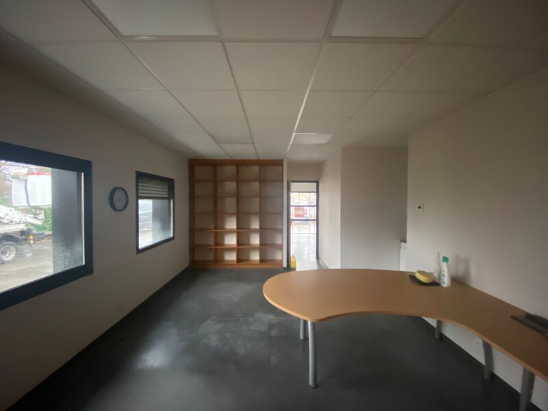 Idéalement situés en zone d'activités, à proximit