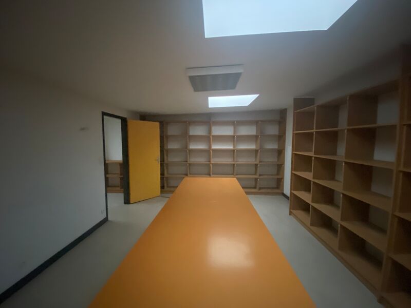 Idéalement situés en zone d'activités, à proximit