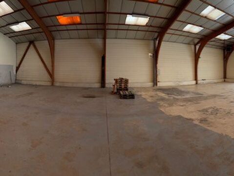 Situé au coeur de la zone d'activité de Saint-Bug