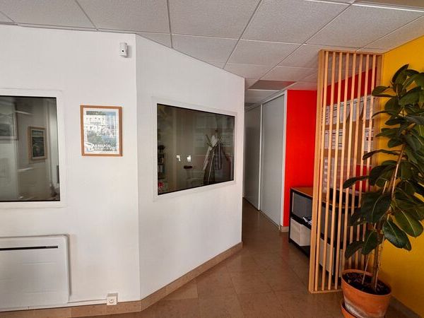 Arthur Loyd vous propose à la location, un local 