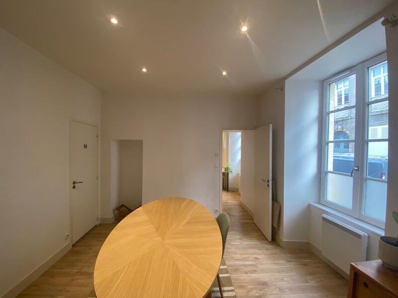 Idéalement situé sur le port de Vannes, au rez-de