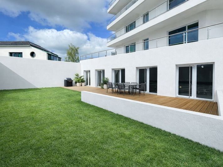 Situé au rez-de-chaussée d'un immeuble neuf au se