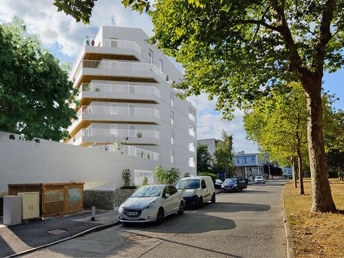 Situé au rez-de-chaussée d'un immeuble neuf au se