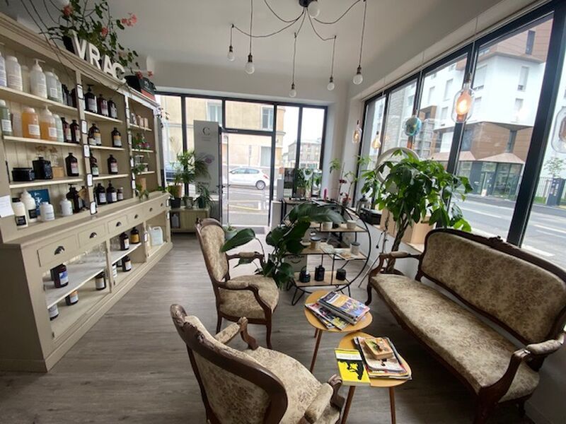 Local commercial d'environ 90 m², comprenant une