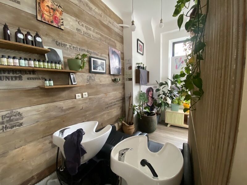 Local commercial d'environ 90 m², comprenant une