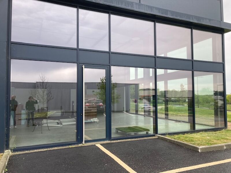 Bâtiment indépendant récent situé dans la zone du