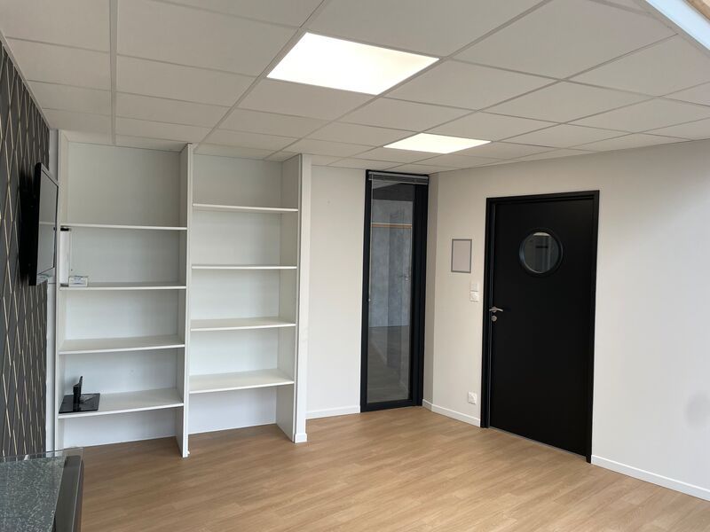 Local d'activité de 225 m² à louer, situé sur la 