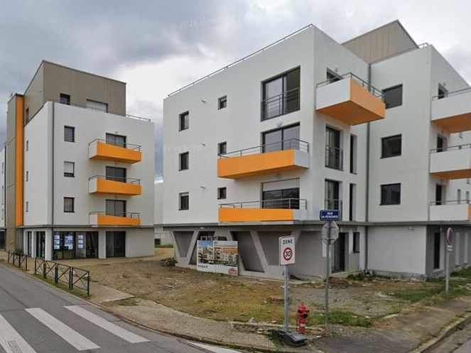 Situé rue Charles de Gaulle, artère principale du