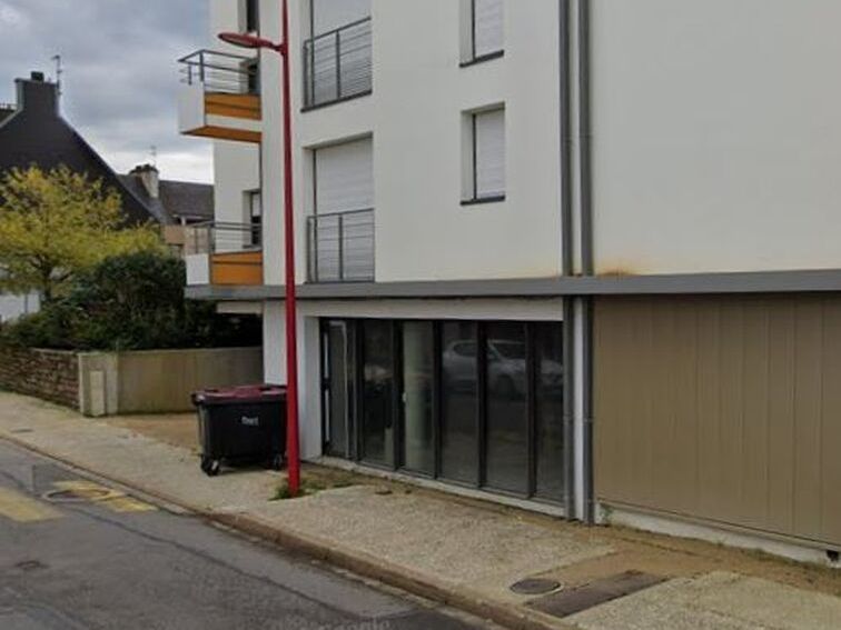 Situé rue Charles de Gaulle, artère principale du