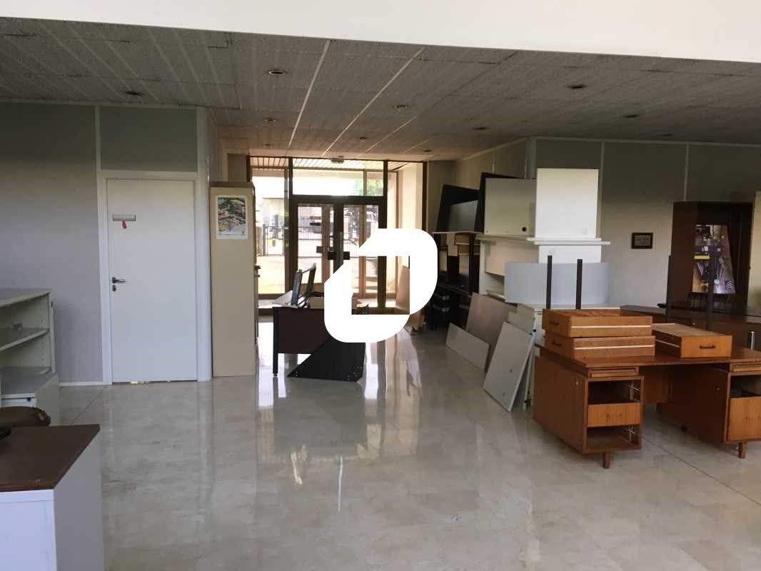 Situé à proximité de l'Autoroute A6 et de la Nati