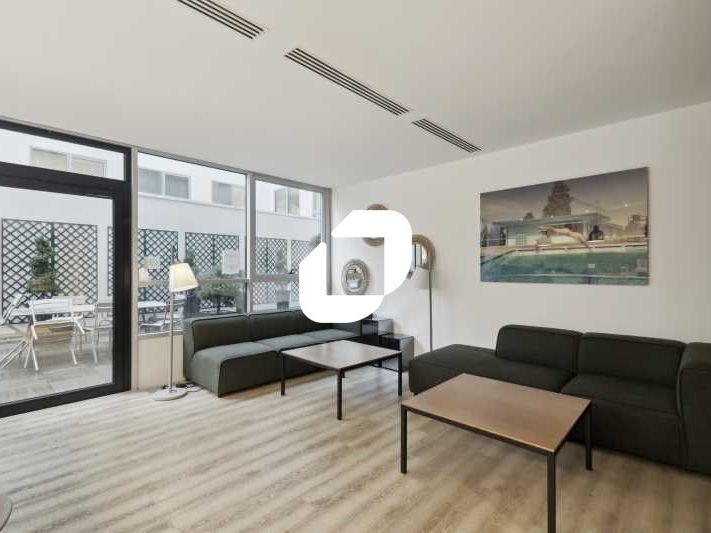 Au sein d'un bel immeuble au pied du RER A, Immpr