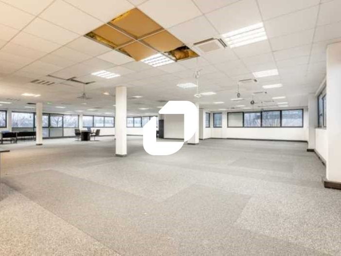 Au sein de la ZA de la Clé Saint Pierre à Elancou