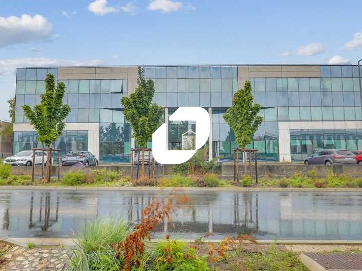 Proche de l'Autoroute A10, des Nationales N118 et