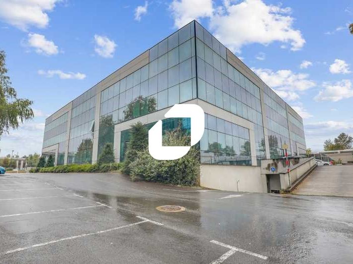 Proche de l'Autoroute A10, des Nationales N118 et