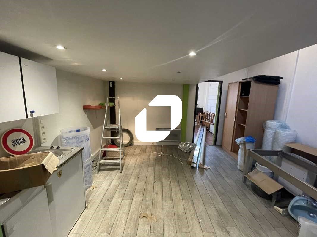 Situé au pied des autoroutes A10 et A6, sur la co