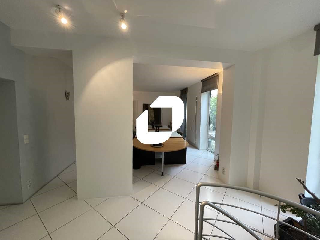 Idéalement situé au coeur d'une ville dynamique, 