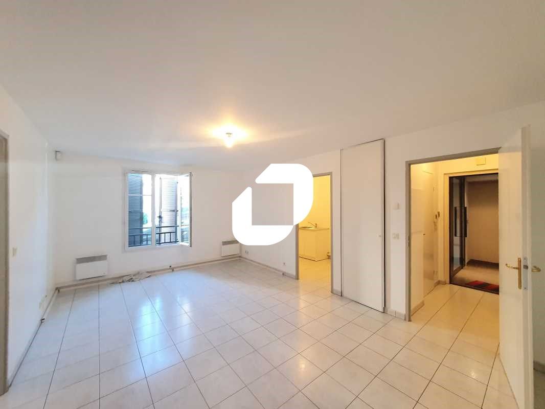 Situé en plein centre-ville d'une commune paisibl