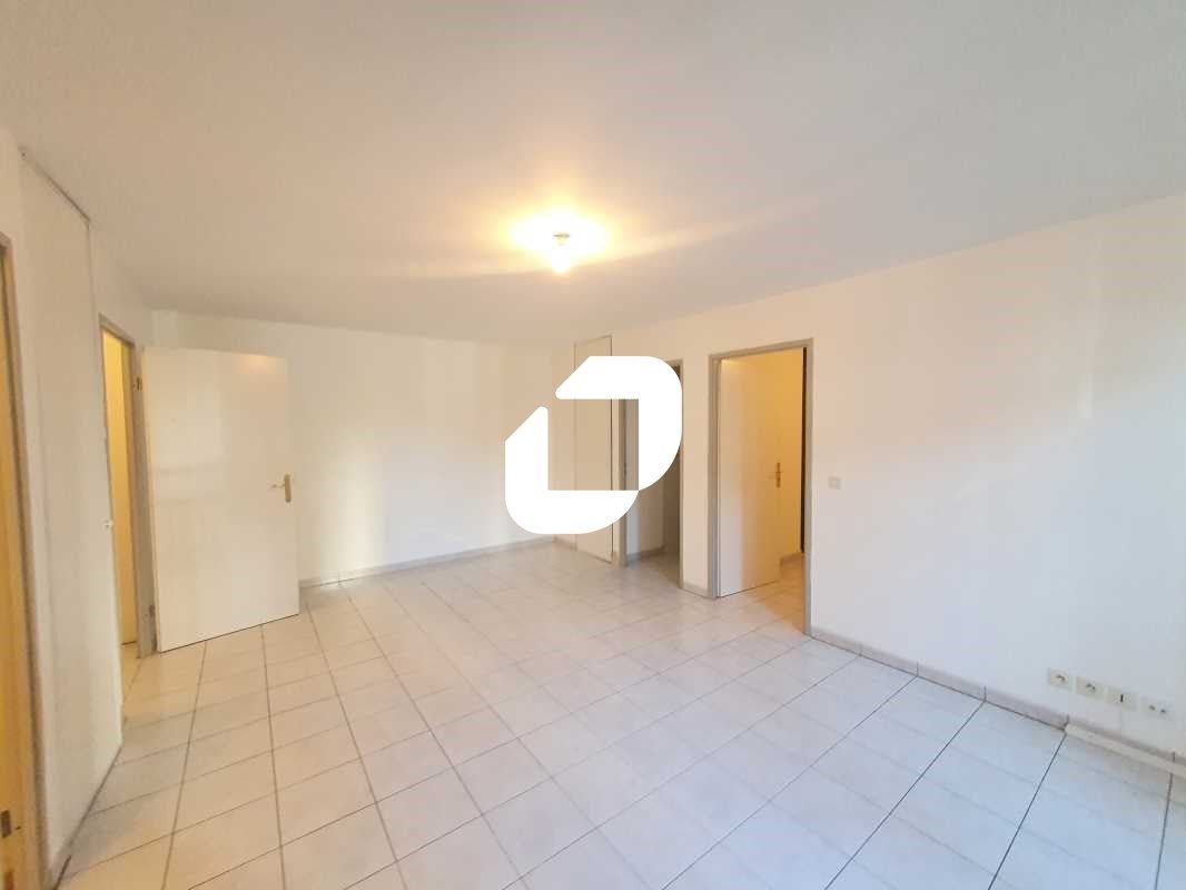 Situé en plein centre-ville d'une commune paisibl