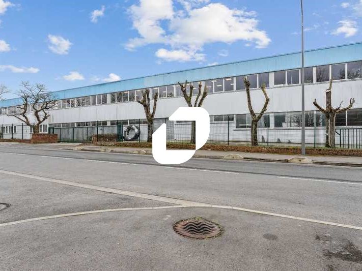 Au sein de la zone d'activité des Richardets, à p