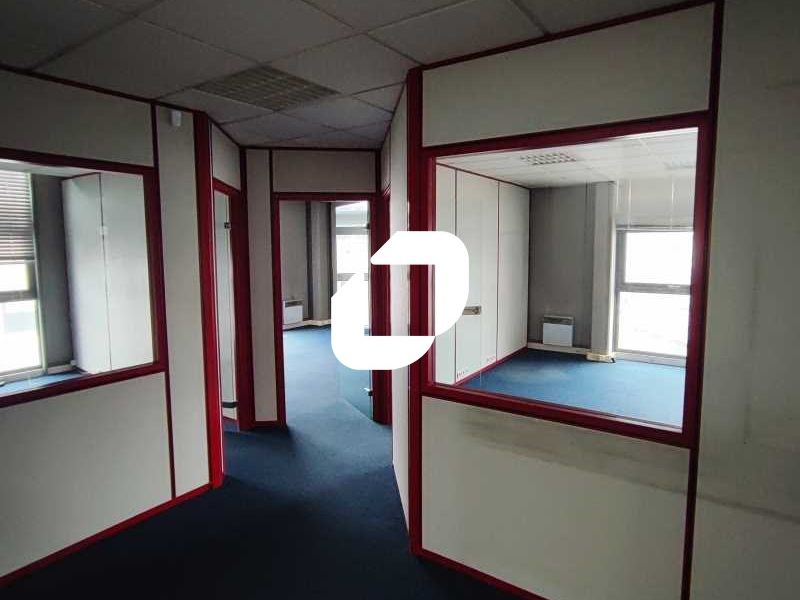 Situé dans la zone d'activité "Les Portes de SUCY