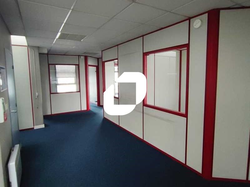 Situé dans la zone d'activité "Les Portes de SUCY
