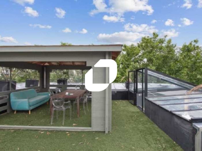 Dans un bel hôtel particulier. Façades en pierres