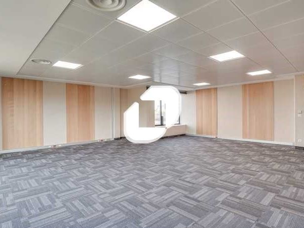 A proximité du centre commercial « CARRE SENART »