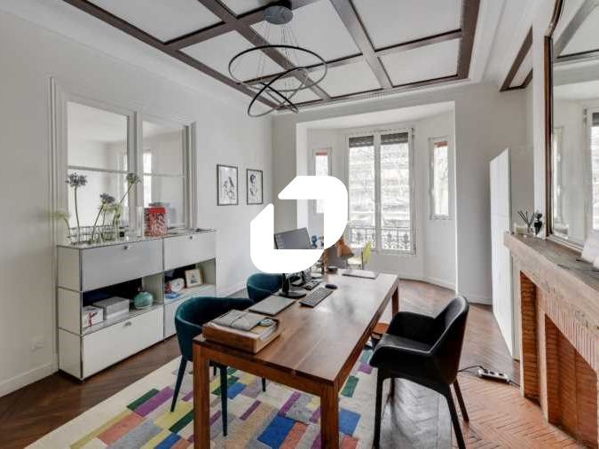 À proximité immédiate de la place Wagram, dans un