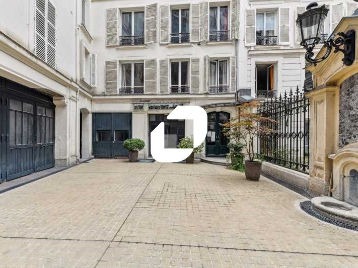 - Rare - Dans un très bel immeuble haussmannien d