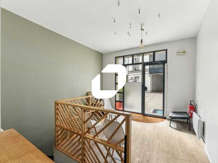 - Rare - Dans un très bel immeuble haussmannien d