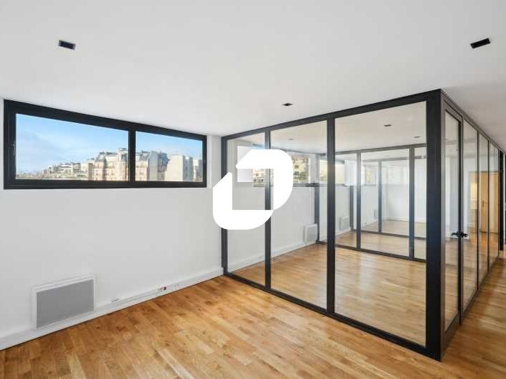 Situé dans le 16è arrondissement, dans un bel imm