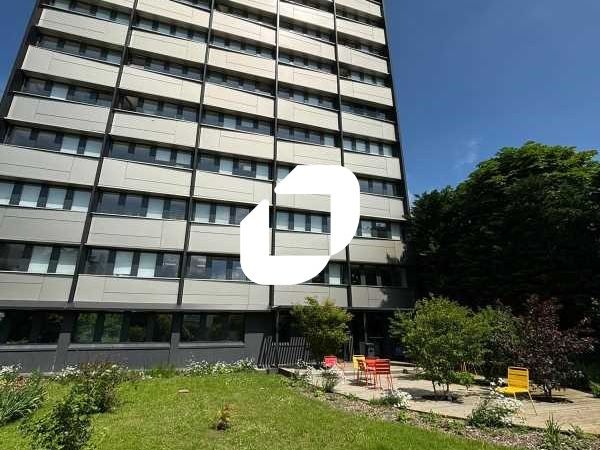 Au sein d'un immeuble moderne, fraichement rénové