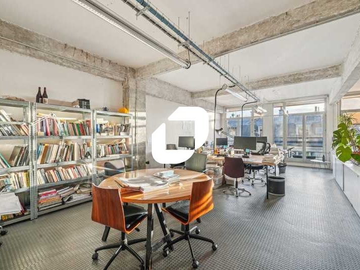 Au coeur de la rue Martel, dans un immeuble mixte