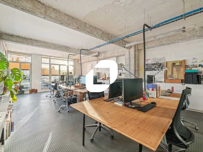 Au coeur de la rue Martel, dans un immeuble mixte