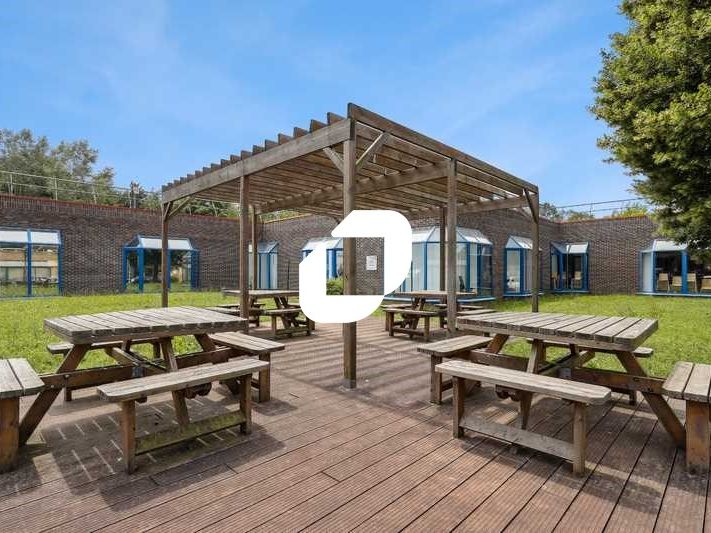 Au sein d'un parc verdoyant à proximité de l'auto