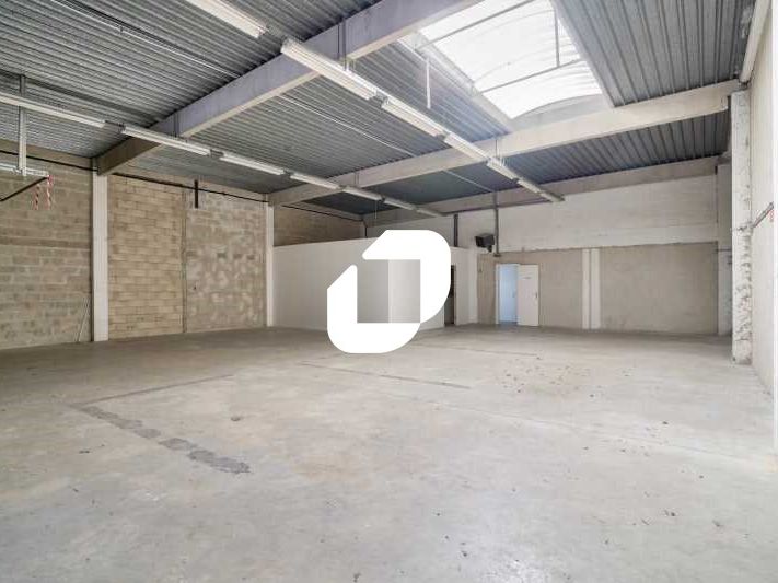 A proximité immédiate de l'autoroute A4, de la Fr