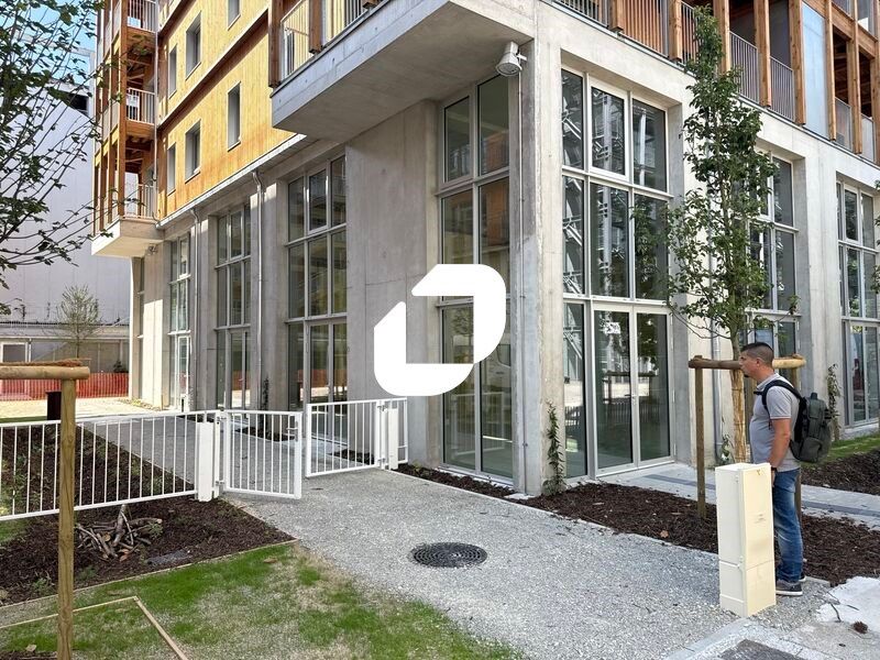 Immprove vous propose un local commercial de 216 