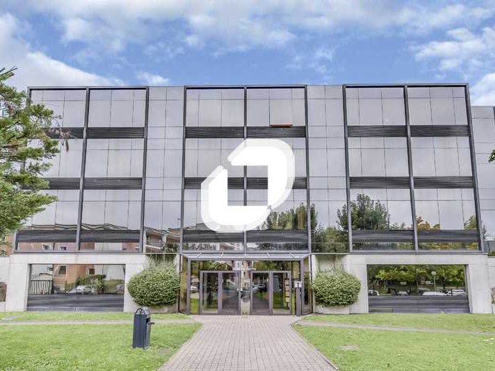 Situé à ROSNY SOUS BOIS, proche des accès autorou