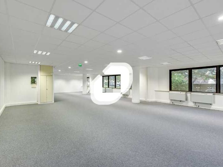 Situé à ROSNY SOUS BOIS, proche des accès autorou