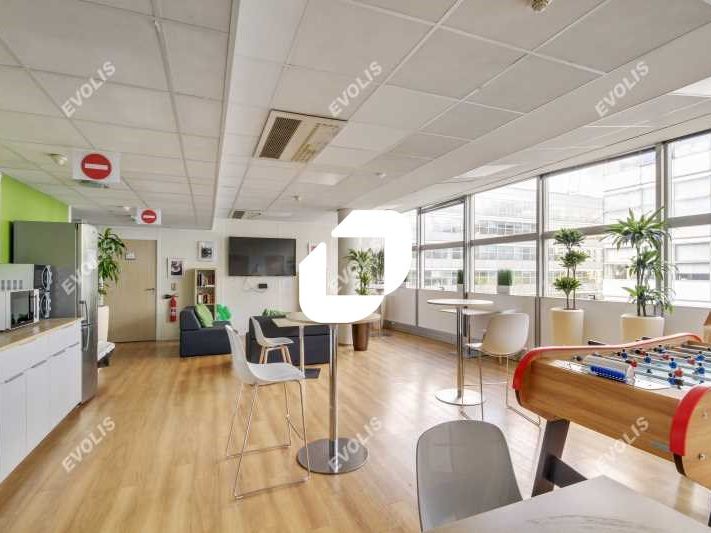 Au pied du métro "Eglise de Pantin" (5), de ses c