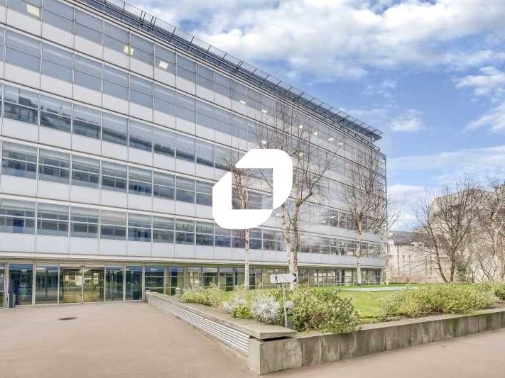 Au pied du métro "Eglise de Pantin" (5), de ses c