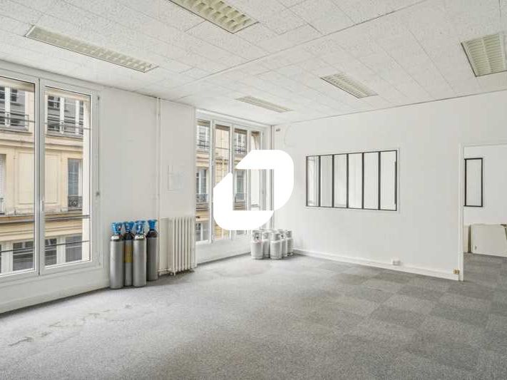 Coeur 10ème - Dans un bel immeuble de bureaux, IM