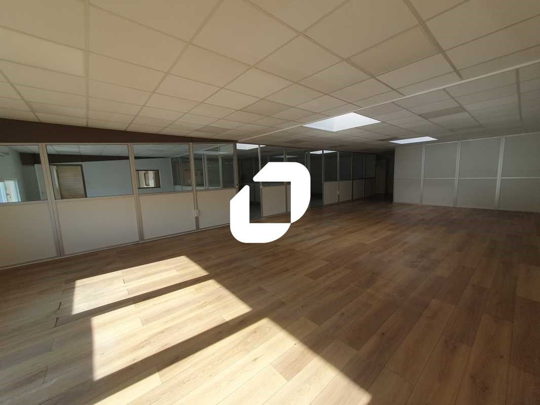 A deux pas des autoroutes A13 et A14 et de la zon