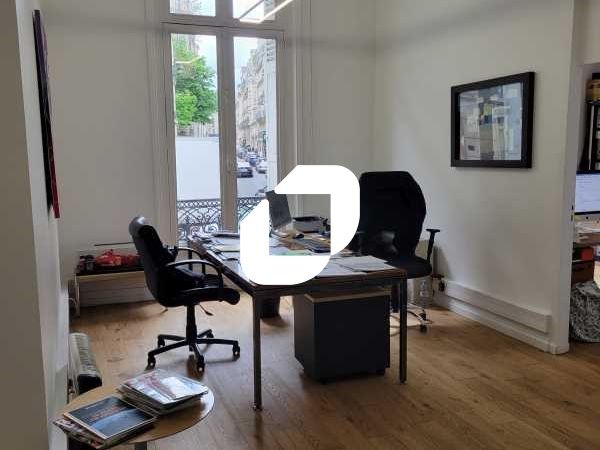 Dans un bel hôtel particulier situé dans le 8eme 