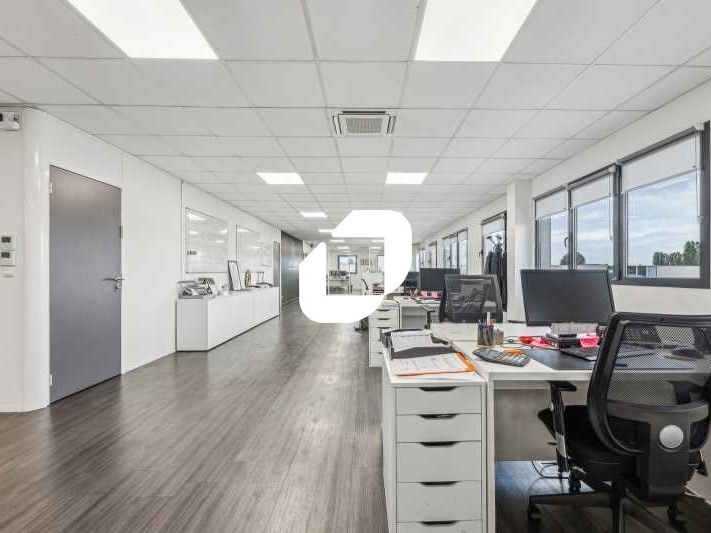 Situé à Neuilly-Plaisance, à proximité des grands