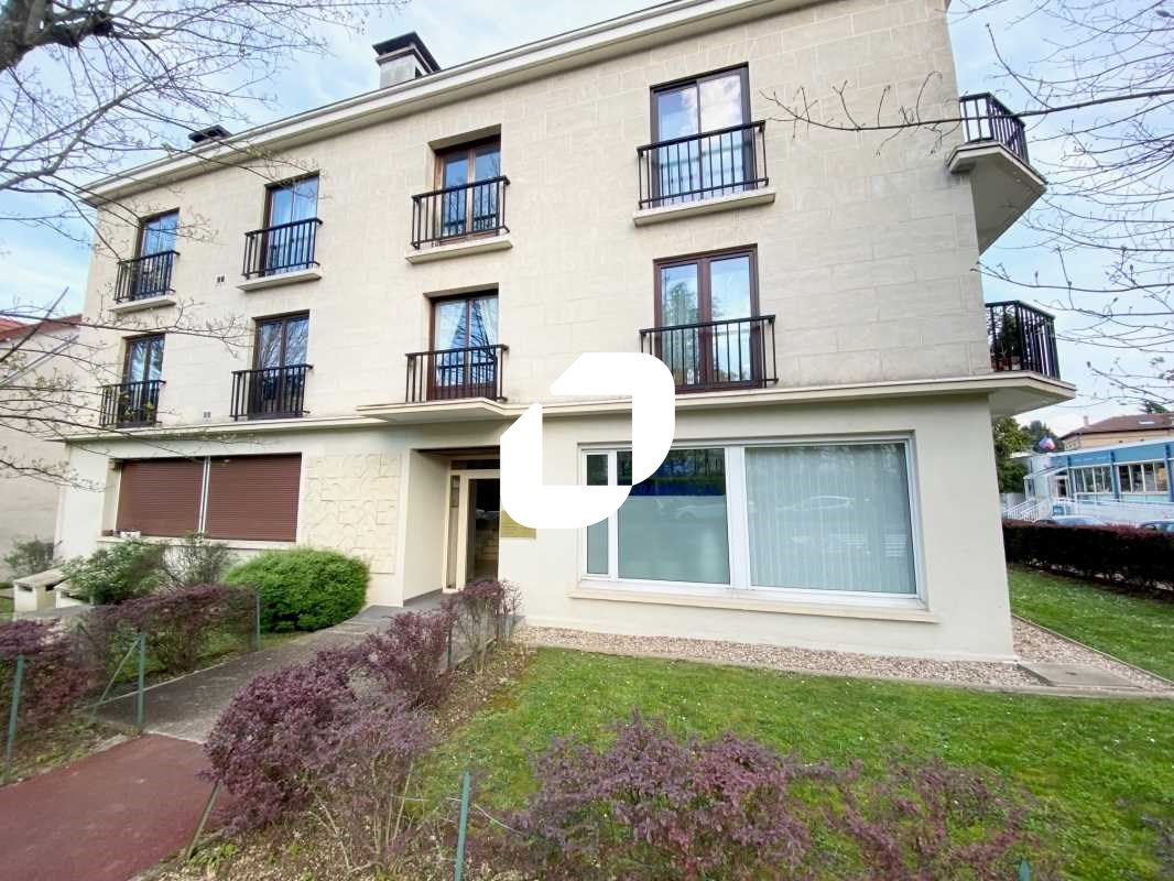 À proximité immédiate de la N118 et aux portes de