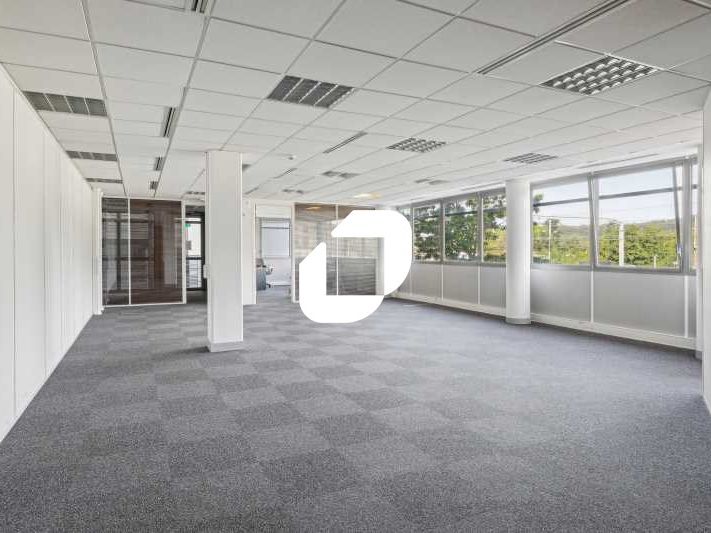 Idéalement situé au pied de la gare RER B à Orsay