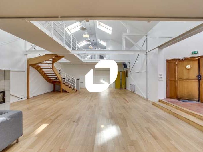 Bâtiment indépendant atypique de 456m² alliant bu