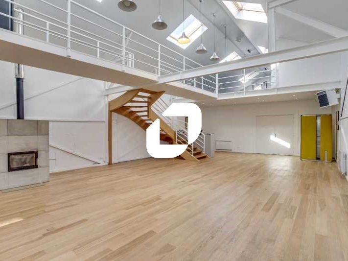 Bâtiment indépendant atypique de 456m² alliant bu