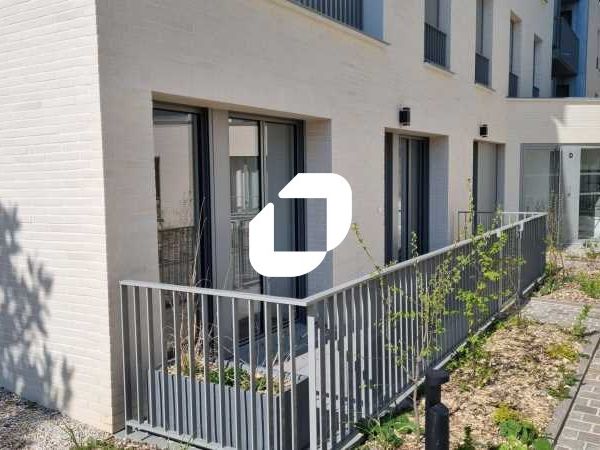 Situé à moins de 5 min à pied du RER B et en plei